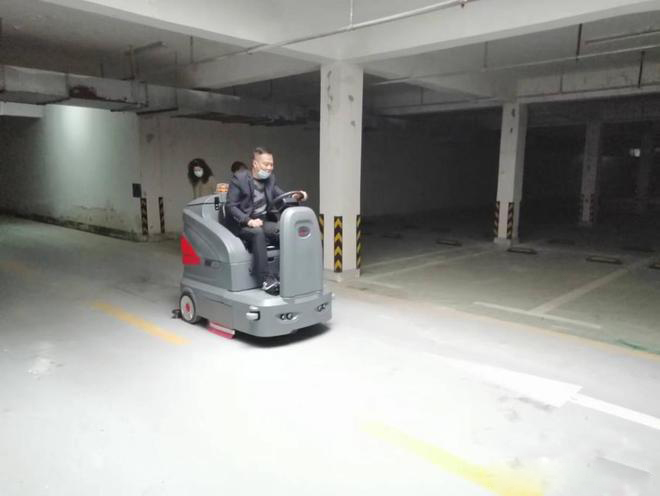 七台河小区物业保洁不用人力改用驾驶式洗地机了